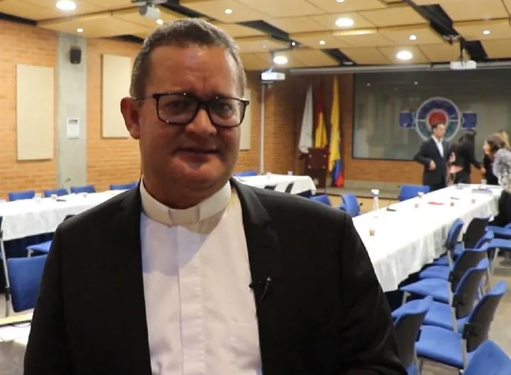 Padre Harold Castilla Devoz hablando de la Cadena de Valor
