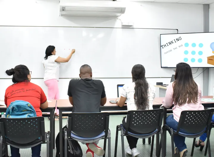 Grupo de personas en exposición de la Tecnología de negocios y mercadeo.