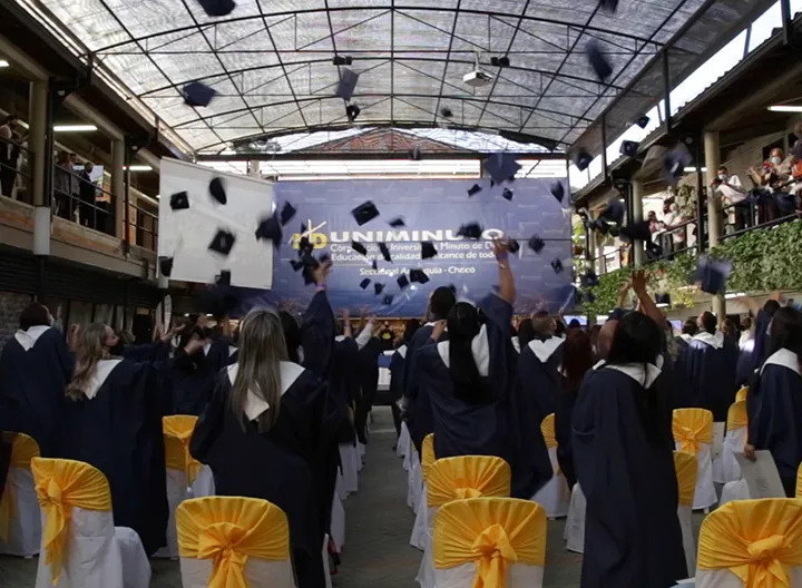 842 estudiantes recibieron en actos presenciales sus títulos académicos 