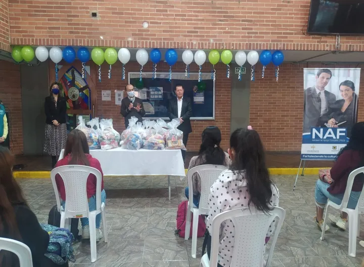 Imagen de la entrega de mercados con el Decano de la Facultad de Ciencias Empresariales y directivos