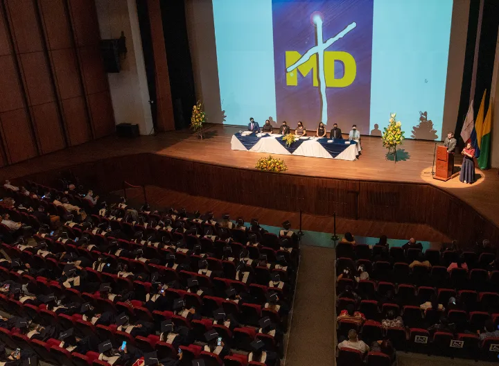 Plano general de mesa principal y sillas de graduandos.