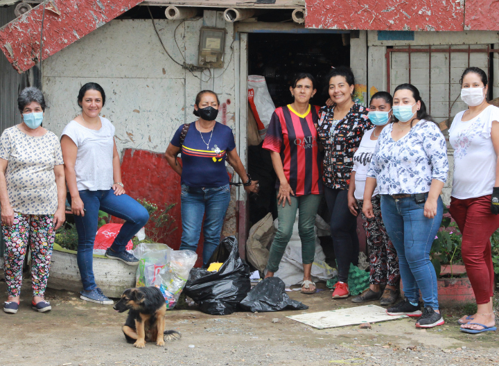 Mujeres de ECOLONIAS pereira en la fachada de la casa donde realizan la separación de los residuos sólidos