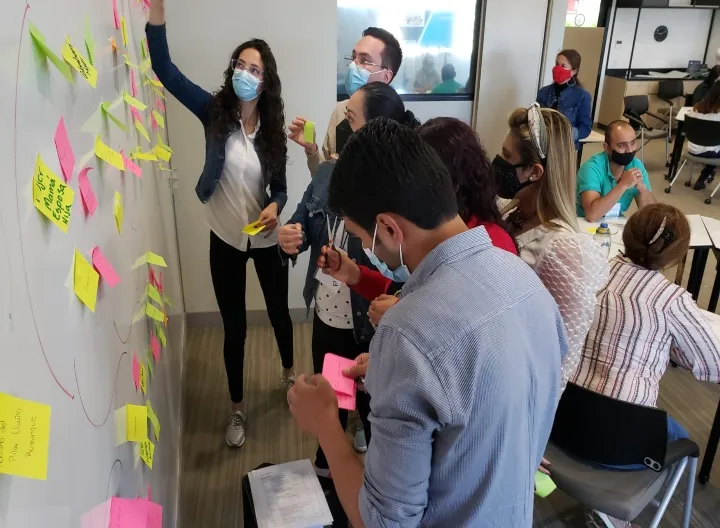 Colaboradores realizando taller en grupo