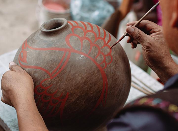 Artesano trabajando en ceramica
