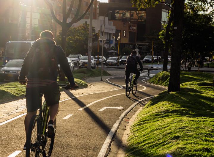 Ciclista se desplaza cicloruta en Bogotá 