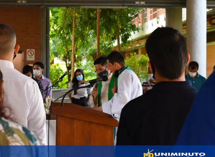 Grupo de personas reunidas celebrando la eucaristía en el Centro Regional Buga de UNIMINUTO