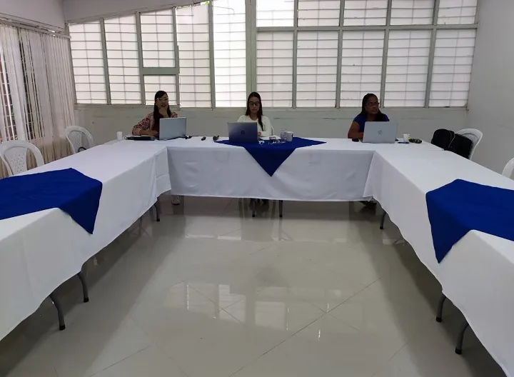 De izq a der. Angélica Quintero Calle, Directora del programa de Licenciatura en Educación Infantil; Yeny Tatiana Rivera, Directora de Centro Tutorial Apartadó y María Trespalacios, docente del programa de Licenciatura en Educación Infantil. 