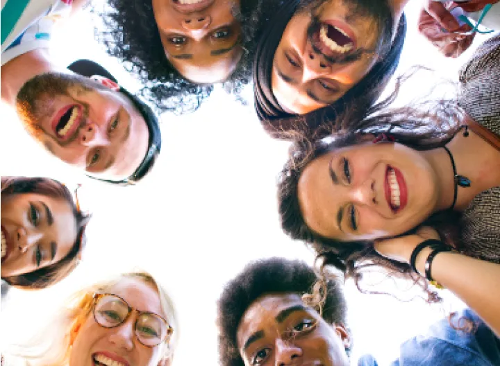 Personas reunidas en círculo