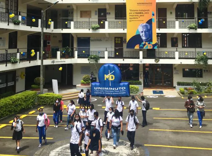 Grupo de estudiates participando de la Feria UNIMINUTO Level 7.0 en el Centro Regional Cali