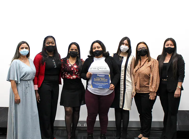 La finalistas posan en el auditorio del campus de UNIMINUTO Pereira con las directivas de la Institución.