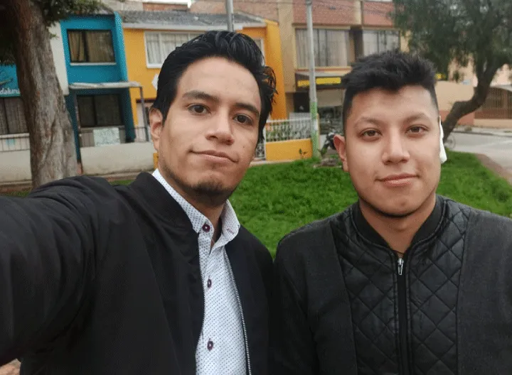 Dos personas del Centro Regional Pasto en representación del segundo lugar del semillero de investigación.