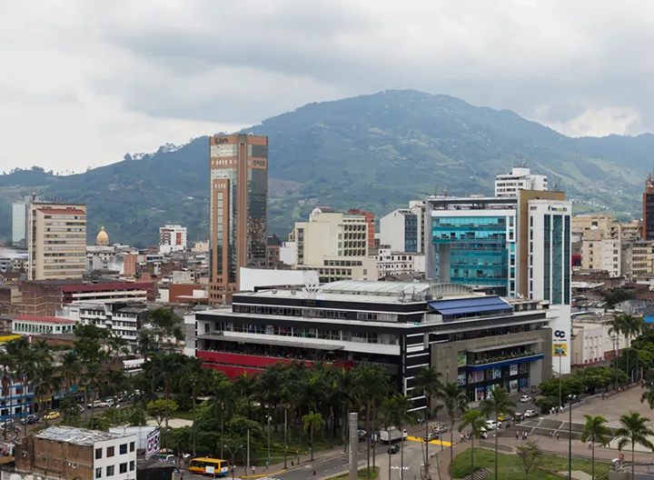 Panorámica del centro de pereira, al fondo se observa la montaña del alto del nudo, el edificio del diario del otún, ciudad victoria.