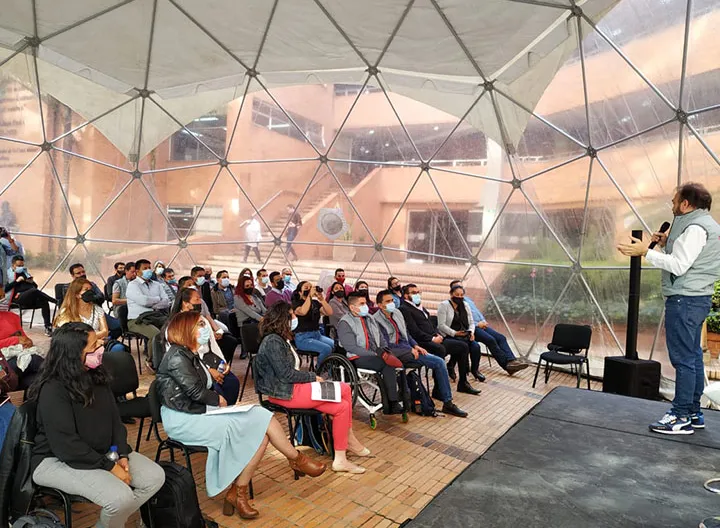 Grupo de personas participando del encuentro Experiencias de aprendizaje en Plan Saber Digital 4.0 