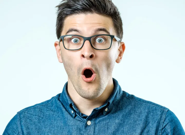 Hombre con cara de sorpresa por Feria Virtual PROYECTAR