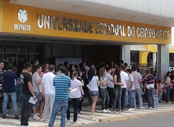 Estudiantes frente Universidad Estatal del Centro-Oeste de Paraná de Brasil