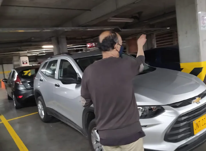 Padre bendiciendo el carro