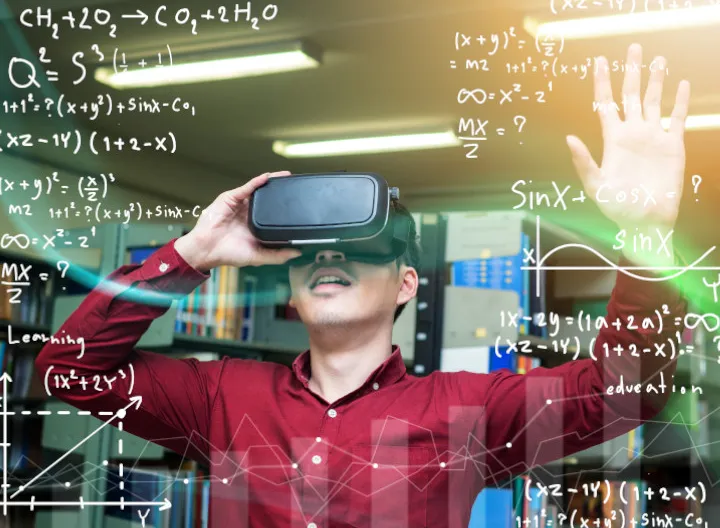 Joven con gafas de realidad virtual