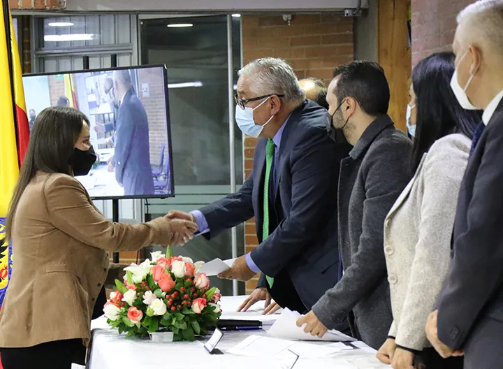 Homenajeados reciben diploma en la ceremonia de reconocimientos