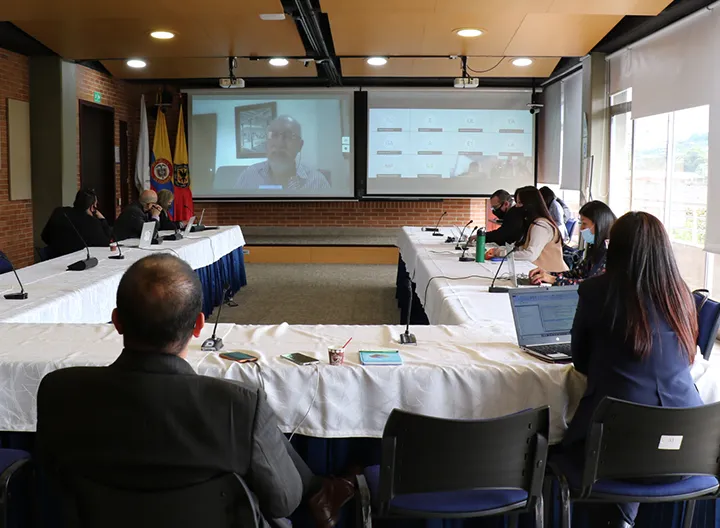 Directivos reunidos para visita de acreditación de programas