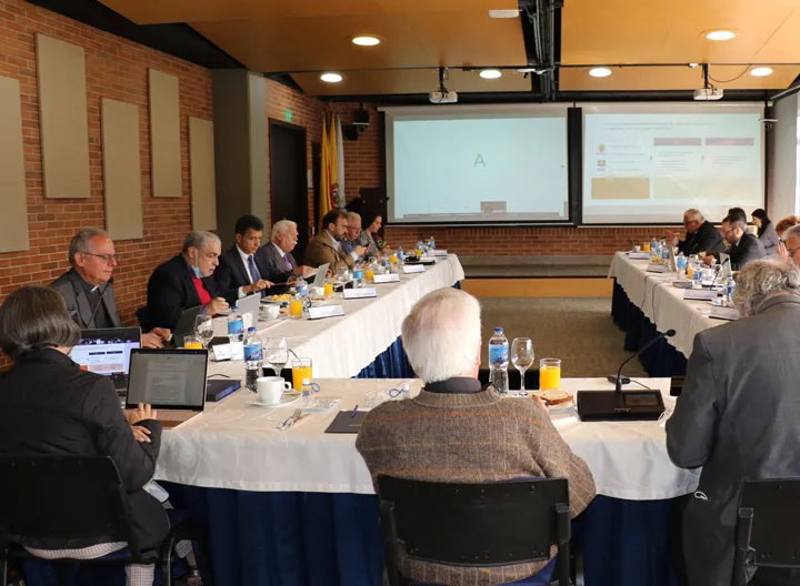 Mesa de directivos en visita de condiciones iniciales