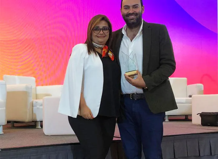 Clara Montenegro, directora de InnovaRegión recibiendo el reconocimiento de Experiencias Significativas