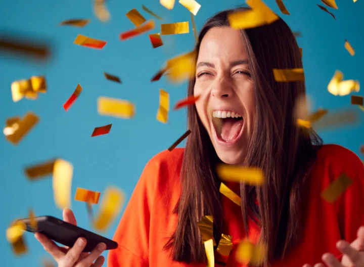 Mujer celebra por ganar concurso