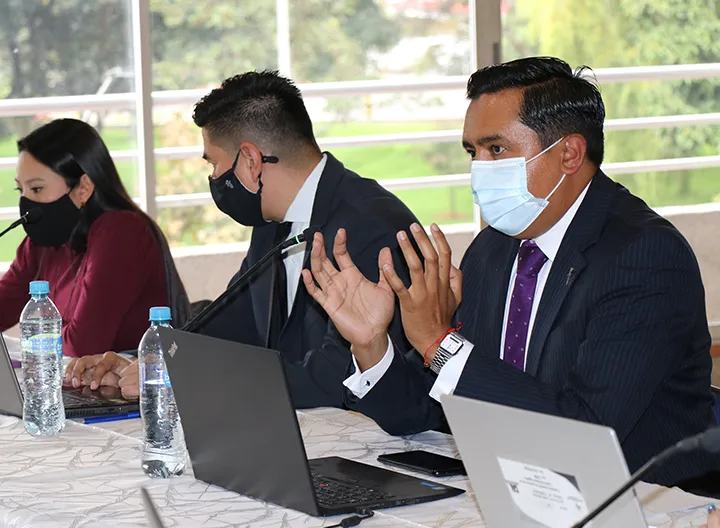 Mesa de directivos en visita de condicions institucionales