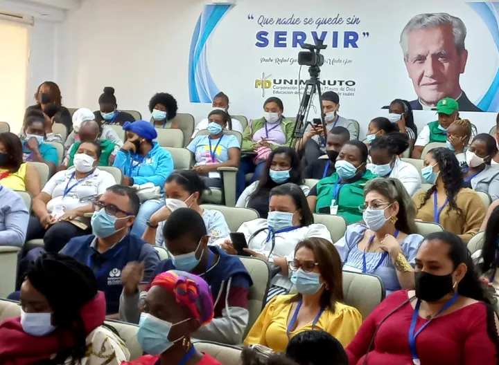 Grupo de personas en un auditorio