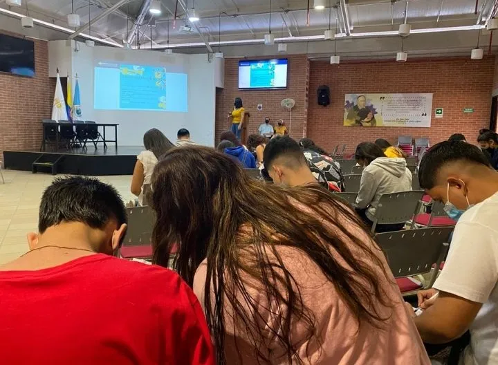 Grupo de personas en el Auditorio del Centro Regional Buga