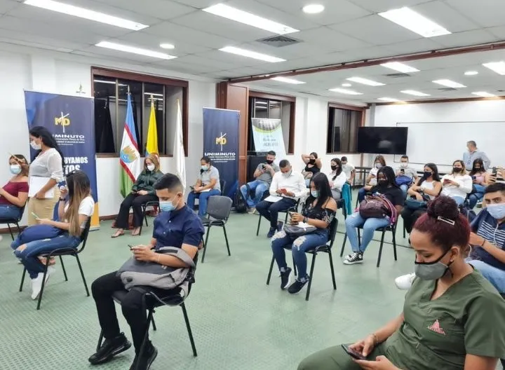 Grupo de personas reunidad en un salon de UNIMINUTO Suroccidente