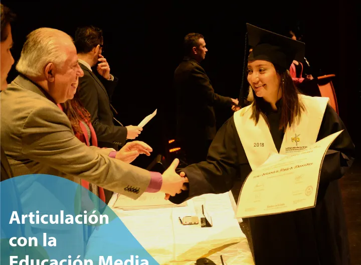 Bachilleres recibieron sus títulos como técnicos profesionales