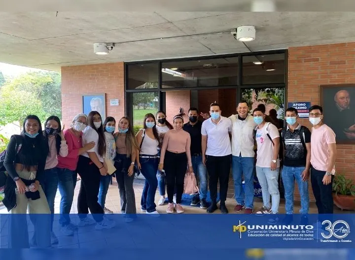 Grupo de personas saliendo de la Inducción en Buga