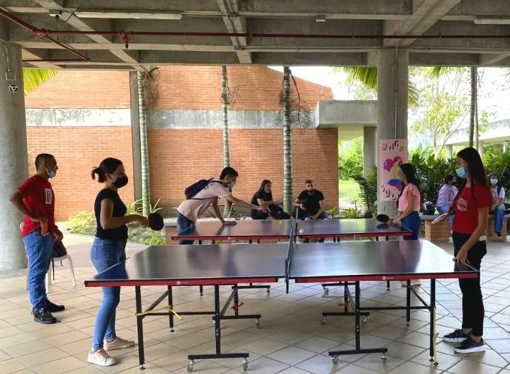 Grupo de Estudiantes del Centro Regioal Buga prácticando Pimpon