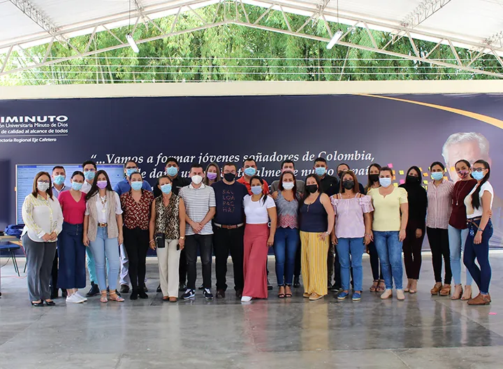 En la plazoleta del campus, los lideres asistentes ubicados en dos filas para foto grupal