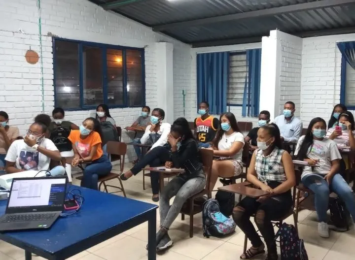 grupos de Estudiantes en el inicio de clases en UNIMINUTO Suroccidente 2022-1