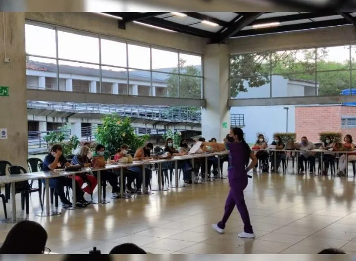 Grupo de personas en un auditorio en actividad de la Estrategia de Voluntariado UNIMINUTO Buga
