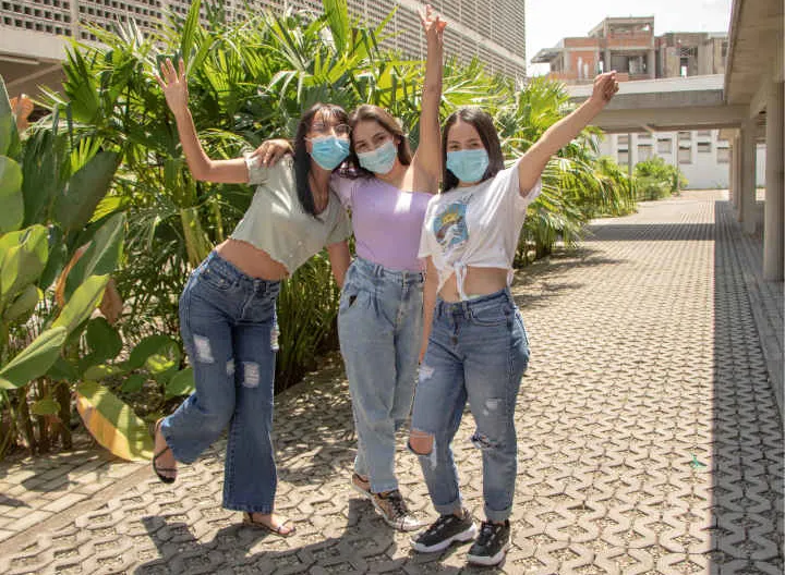 estudiantes en campus