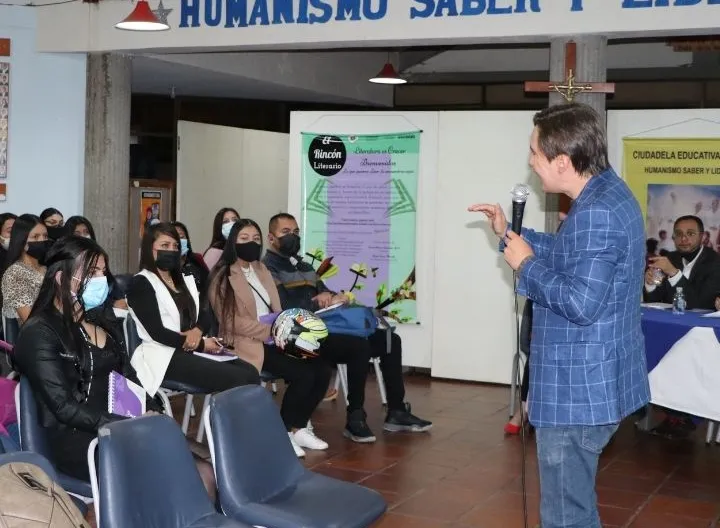 Coordinadores y asistentes ceremonia de becas socieconómicas 2022-1