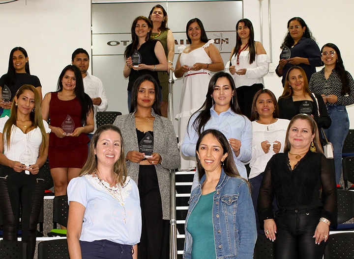 Estudiantes de Contaduría Pública son galardonados por sus proyectos y logros académicos en Pereira