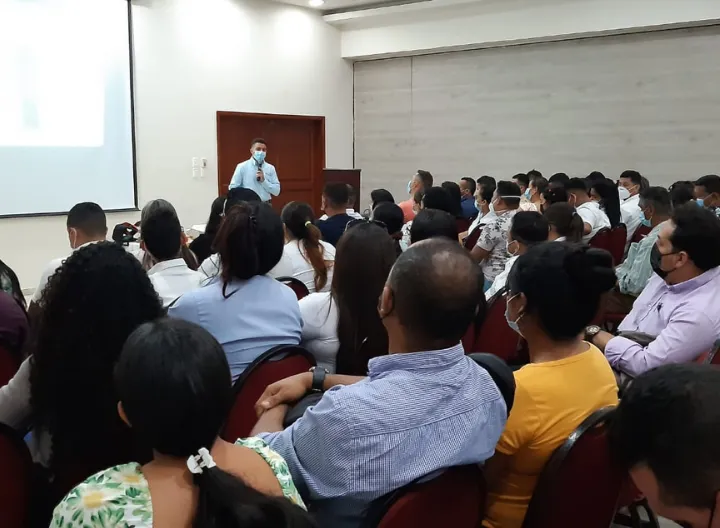 Personas en auditorio 