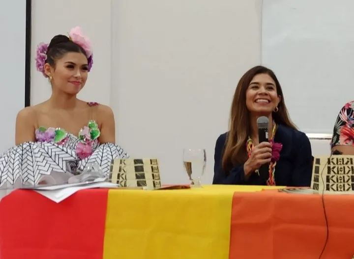 La Rectora Caribe acompañada de la Reina del Carnaval 