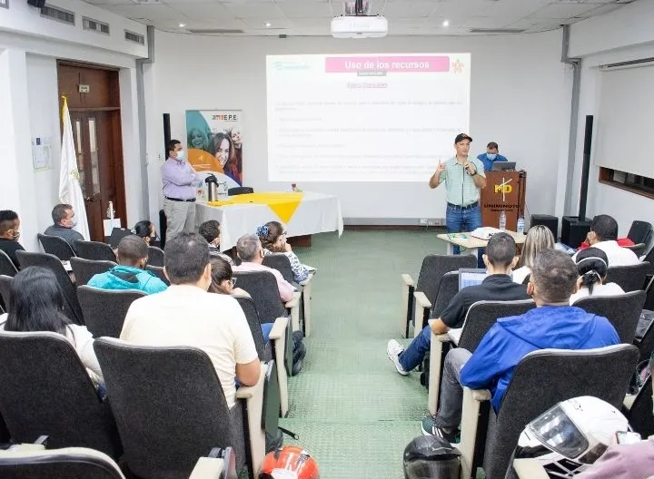 Grupo de personas en el Taller de Fondo Emprender