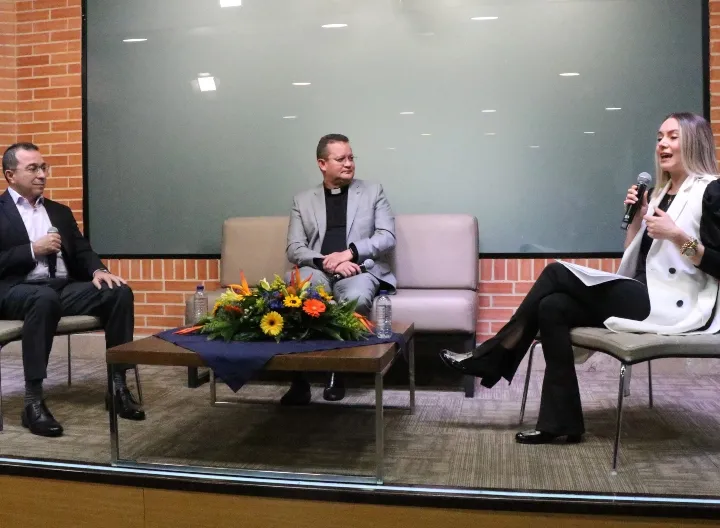 Foto del conversatorio sobre Formación Dinámica y Flexible