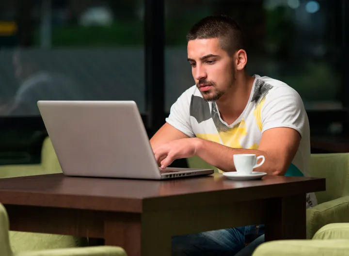Estudiante solo frente a computador