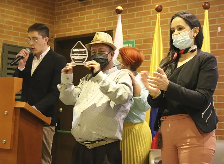 César Callejas Ramírez, recibe reconocimiento como Egresado Ejemplar