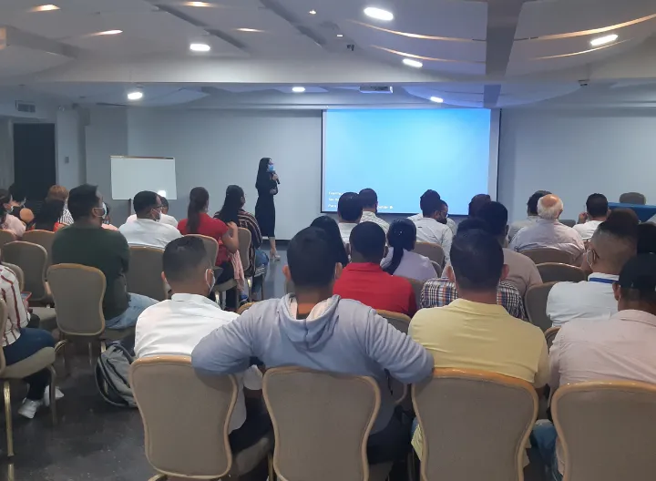 Personas en auditorio 