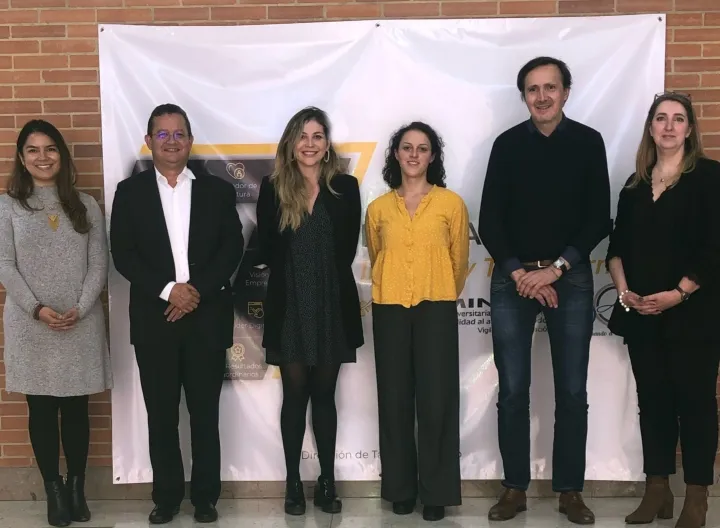 Equipo directivo de UNIMINUTO y Embajada Francesa