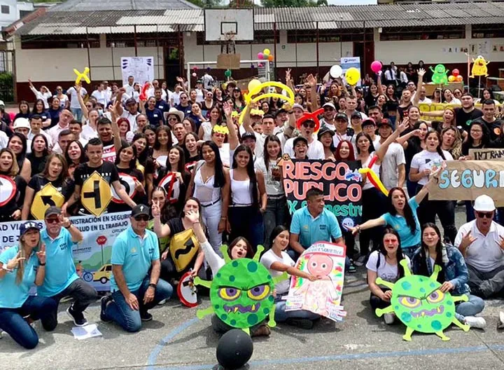 Estudiantes y docentes reunidos en la Conmemoración del Día internacional de la Seguridad y Salud en el Trabajo