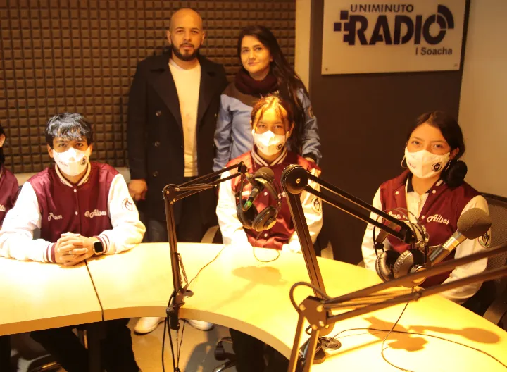 Estudiantes de colegios del municipio de Soacha visitan las instalaciones del laboratorio de radio en UNIMINUTO Soacha
