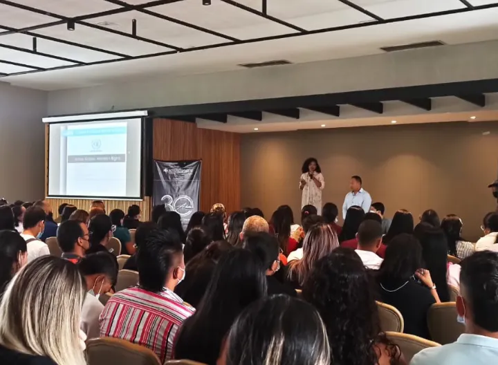 Hombre dictando conferencia 